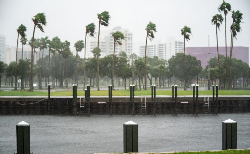 Aumentan a 330.000 los clientes sin electricidad en Florida por el huracán Ian